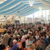 Am Montagvormittag, den 19. September 2022, fand auch in Buching, einem Ortsteil der Gemeinde Halblech im Ostallgäu, der Viehscheid statt. 30 Rinder, davon alle mit einem Kopfschmuck, kamen von den Alpen ins Tal und zum Marktplatz zwischen Buching und Bayerniederhofen. Dort fand direkt neben dem Festzelt der Viehhandel statt. Buching ist dabei der letzte Viehscheid im Allgäu, bei dem ein solcher Handel noch mit einem Handschlag vereinbart werden kann. Zusammen mit den Rindern kamen auch die Musikkapelle Alpengruß Buching, die dann im Festzelt aufspielten, und der Festwagen des Allgäuer Brauhauses, der von sechs Pferden gezogen wurde, zum Markplatz.