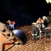 Update:Am frühen Mittwochmorgen, gegen 01:30 Uhr, ist in Lindenberg im Landkreis Lindau im Ortsteil Nadenberg der Dachstuhl eines Hauses in Brand geraten. Die Ursache für das Feuer ist derzeit noch unbekannt. Es gab keine Verletzten, aber der Sachschaden beträgt laut Polizei rund 100.000 Euro. Schnelles Eingreifen verhindert SchlimmeresDie Feuerwehr, die nach der Mitteilung des Feuers bei der Integrierten Leitstelle Allgäu sofort ausrückte, konnte durch das schnelle Eingreifen verhindern, dass sich die Flammen auf den Rest des Gebäudes ausweiteten. Das Feuer beschädigte deshalb nur einen Teil des Daches. 
[video]https://www.youtube.com/watch?v=lxntDgQq24w[/video]80 Einsatzkräfte vor OrtBei dem Brand waren insgesamt 80 Einsatzkräfte der Freiwilligen Feuerwehren Lindenberg im Allgäu und Heimenkirch sowie des Rettungsdienstes im Einsatz. Die ersten Ermittlungen vor Ort führte die Polizeiinspektion Lindenberg im Allgäu zusammen mit dem Kriminaldauerdienst Memmingen. Die weitere Sachbearbeitung zur Klärung der konkreten Brandursache übernimmt das Fachkommissariat der Kriminalpolizeistation Lindau.Bezugsmeldung:In Nadenberg bei Lindenberg (Landkreis Lindau) ist in der Nacht zum Mittwoch ein Feuer in einem Wohnhaus ausgebrochen. Die Einsatzkräfte wurden um 01:35 Uhr über den Brand informiert und rückten sofort aus. Glücklicherweise keine Verletzten
Personen wurden bei dem Feuer glücklicherweise nicht verletzt. Die Brandursache ist derzeit noch unklar. Im Laufe des Tages werden Ermittler der Kriminalpolizei Lindau den Brandort genauer untersuchen. Laut Polizei dürfte der entstandene Sachschaden bei rund 100.000 Euro liegen. Weitere Informationen folgen.