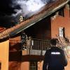 Update:Am frühen Mittwochmorgen, gegen 01:30 Uhr, ist in Lindenberg im Landkreis Lindau im Ortsteil Nadenberg der Dachstuhl eines Hauses in Brand geraten. Die Ursache für das Feuer ist derzeit noch unbekannt. Es gab keine Verletzten, aber der Sachschaden beträgt laut Polizei rund 100.000 Euro. Schnelles Eingreifen verhindert SchlimmeresDie Feuerwehr, die nach der Mitteilung des Feuers bei der Integrierten Leitstelle Allgäu sofort ausrückte, konnte durch das schnelle Eingreifen verhindern, dass sich die Flammen auf den Rest des Gebäudes ausweiteten. Das Feuer beschädigte deshalb nur einen Teil des Daches. 
[video]https://www.youtube.com/watch?v=lxntDgQq24w[/video]80 Einsatzkräfte vor OrtBei dem Brand waren insgesamt 80 Einsatzkräfte der Freiwilligen Feuerwehren Lindenberg im Allgäu und Heimenkirch sowie des Rettungsdienstes im Einsatz. Die ersten Ermittlungen vor Ort führte die Polizeiinspektion Lindenberg im Allgäu zusammen mit dem Kriminaldauerdienst Memmingen. Die weitere Sachbearbeitung zur Klärung der konkreten Brandursache übernimmt das Fachkommissariat der Kriminalpolizeistation Lindau.Bezugsmeldung:In Nadenberg bei Lindenberg (Landkreis Lindau) ist in der Nacht zum Mittwoch ein Feuer in einem Wohnhaus ausgebrochen. Die Einsatzkräfte wurden um 01:35 Uhr über den Brand informiert und rückten sofort aus. Glücklicherweise keine Verletzten
Personen wurden bei dem Feuer glücklicherweise nicht verletzt. Die Brandursache ist derzeit noch unklar. Im Laufe des Tages werden Ermittler der Kriminalpolizei Lindau den Brandort genauer untersuchen. Laut Polizei dürfte der entstandene Sachschaden bei rund 100.000 Euro liegen. Weitere Informationen folgen.