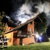 Update:Am frühen Mittwochmorgen, gegen 01:30 Uhr, ist in Lindenberg im Landkreis Lindau im Ortsteil Nadenberg der Dachstuhl eines Hauses in Brand geraten. Die Ursache für das Feuer ist derzeit noch unbekannt. Es gab keine Verletzten, aber der Sachschaden beträgt laut Polizei rund 100.000 Euro. Schnelles Eingreifen verhindert SchlimmeresDie Feuerwehr, die nach der Mitteilung des Feuers bei der Integrierten Leitstelle Allgäu sofort ausrückte, konnte durch das schnelle Eingreifen verhindern, dass sich die Flammen auf den Rest des Gebäudes ausweiteten. Das Feuer beschädigte deshalb nur einen Teil des Daches. 
[video]https://www.youtube.com/watch?v=lxntDgQq24w[/video]80 Einsatzkräfte vor OrtBei dem Brand waren insgesamt 80 Einsatzkräfte der Freiwilligen Feuerwehren Lindenberg im Allgäu und Heimenkirch sowie des Rettungsdienstes im Einsatz. Die ersten Ermittlungen vor Ort führte die Polizeiinspektion Lindenberg im Allgäu zusammen mit dem Kriminaldauerdienst Memmingen. Die weitere Sachbearbeitung zur Klärung der konkreten Brandursache übernimmt das Fachkommissariat der Kriminalpolizeistation Lindau.Bezugsmeldung:In Nadenberg bei Lindenberg (Landkreis Lindau) ist in der Nacht zum Mittwoch ein Feuer in einem Wohnhaus ausgebrochen. Die Einsatzkräfte wurden um 01:35 Uhr über den Brand informiert und rückten sofort aus. Glücklicherweise keine Verletzten
Personen wurden bei dem Feuer glücklicherweise nicht verletzt. Die Brandursache ist derzeit noch unklar. Im Laufe des Tages werden Ermittler der Kriminalpolizei Lindau den Brandort genauer untersuchen. Laut Polizei dürfte der entstandene Sachschaden bei rund 100.000 Euro liegen. Weitere Informationen folgen.