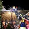 Update:Am frühen Mittwochmorgen, gegen 01:30 Uhr, ist in Lindenberg im Landkreis Lindau im Ortsteil Nadenberg der Dachstuhl eines Hauses in Brand geraten. Die Ursache für das Feuer ist derzeit noch unbekannt. Es gab keine Verletzten, aber der Sachschaden beträgt laut Polizei rund 100.000 Euro. Schnelles Eingreifen verhindert SchlimmeresDie Feuerwehr, die nach der Mitteilung des Feuers bei der Integrierten Leitstelle Allgäu sofort ausrückte, konnte durch das schnelle Eingreifen verhindern, dass sich die Flammen auf den Rest des Gebäudes ausweiteten. Das Feuer beschädigte deshalb nur einen Teil des Daches. 
[video]https://www.youtube.com/watch?v=lxntDgQq24w[/video]80 Einsatzkräfte vor OrtBei dem Brand waren insgesamt 80 Einsatzkräfte der Freiwilligen Feuerwehren Lindenberg im Allgäu und Heimenkirch sowie des Rettungsdienstes im Einsatz. Die ersten Ermittlungen vor Ort führte die Polizeiinspektion Lindenberg im Allgäu zusammen mit dem Kriminaldauerdienst Memmingen. Die weitere Sachbearbeitung zur Klärung der konkreten Brandursache übernimmt das Fachkommissariat der Kriminalpolizeistation Lindau.Bezugsmeldung:In Nadenberg bei Lindenberg (Landkreis Lindau) ist in der Nacht zum Mittwoch ein Feuer in einem Wohnhaus ausgebrochen. Die Einsatzkräfte wurden um 01:35 Uhr über den Brand informiert und rückten sofort aus. Glücklicherweise keine Verletzten
Personen wurden bei dem Feuer glücklicherweise nicht verletzt. Die Brandursache ist derzeit noch unklar. Im Laufe des Tages werden Ermittler der Kriminalpolizei Lindau den Brandort genauer untersuchen. Laut Polizei dürfte der entstandene Sachschaden bei rund 100.000 Euro liegen. Weitere Informationen folgen.