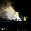 Update:Am frühen Mittwochmorgen, gegen 01:30 Uhr, ist in Lindenberg im Landkreis Lindau im Ortsteil Nadenberg der Dachstuhl eines Hauses in Brand geraten. Die Ursache für das Feuer ist derzeit noch unbekannt. Es gab keine Verletzten, aber der Sachschaden beträgt laut Polizei rund 100.000 Euro. Schnelles Eingreifen verhindert SchlimmeresDie Feuerwehr, die nach der Mitteilung des Feuers bei der Integrierten Leitstelle Allgäu sofort ausrückte, konnte durch das schnelle Eingreifen verhindern, dass sich die Flammen auf den Rest des Gebäudes ausweiteten. Das Feuer beschädigte deshalb nur einen Teil des Daches. 
[video]https://www.youtube.com/watch?v=lxntDgQq24w[/video]80 Einsatzkräfte vor OrtBei dem Brand waren insgesamt 80 Einsatzkräfte der Freiwilligen Feuerwehren Lindenberg im Allgäu und Heimenkirch sowie des Rettungsdienstes im Einsatz. Die ersten Ermittlungen vor Ort führte die Polizeiinspektion Lindenberg im Allgäu zusammen mit dem Kriminaldauerdienst Memmingen. Die weitere Sachbearbeitung zur Klärung der konkreten Brandursache übernimmt das Fachkommissariat der Kriminalpolizeistation Lindau.Bezugsmeldung:In Nadenberg bei Lindenberg (Landkreis Lindau) ist in der Nacht zum Mittwoch ein Feuer in einem Wohnhaus ausgebrochen. Die Einsatzkräfte wurden um 01:35 Uhr über den Brand informiert und rückten sofort aus. Glücklicherweise keine Verletzten
Personen wurden bei dem Feuer glücklicherweise nicht verletzt. Die Brandursache ist derzeit noch unklar. Im Laufe des Tages werden Ermittler der Kriminalpolizei Lindau den Brandort genauer untersuchen. Laut Polizei dürfte der entstandene Sachschaden bei rund 100.000 Euro liegen. Weitere Informationen folgen.