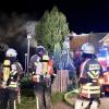 Update:Am frühen Mittwochmorgen, gegen 01:30 Uhr, ist in Lindenberg im Landkreis Lindau im Ortsteil Nadenberg der Dachstuhl eines Hauses in Brand geraten. Die Ursache für das Feuer ist derzeit noch unbekannt. Es gab keine Verletzten, aber der Sachschaden beträgt laut Polizei rund 100.000 Euro. Schnelles Eingreifen verhindert SchlimmeresDie Feuerwehr, die nach der Mitteilung des Feuers bei der Integrierten Leitstelle Allgäu sofort ausrückte, konnte durch das schnelle Eingreifen verhindern, dass sich die Flammen auf den Rest des Gebäudes ausweiteten. Das Feuer beschädigte deshalb nur einen Teil des Daches. 
[video]https://www.youtube.com/watch?v=lxntDgQq24w[/video]80 Einsatzkräfte vor OrtBei dem Brand waren insgesamt 80 Einsatzkräfte der Freiwilligen Feuerwehren Lindenberg im Allgäu und Heimenkirch sowie des Rettungsdienstes im Einsatz. Die ersten Ermittlungen vor Ort führte die Polizeiinspektion Lindenberg im Allgäu zusammen mit dem Kriminaldauerdienst Memmingen. Die weitere Sachbearbeitung zur Klärung der konkreten Brandursache übernimmt das Fachkommissariat der Kriminalpolizeistation Lindau.Bezugsmeldung:In Nadenberg bei Lindenberg (Landkreis Lindau) ist in der Nacht zum Mittwoch ein Feuer in einem Wohnhaus ausgebrochen. Die Einsatzkräfte wurden um 01:35 Uhr über den Brand informiert und rückten sofort aus. Glücklicherweise keine Verletzten
Personen wurden bei dem Feuer glücklicherweise nicht verletzt. Die Brandursache ist derzeit noch unklar. Im Laufe des Tages werden Ermittler der Kriminalpolizei Lindau den Brandort genauer untersuchen. Laut Polizei dürfte der entstandene Sachschaden bei rund 100.000 Euro liegen. Weitere Informationen folgen.
