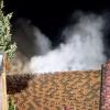 Update:Am frühen Mittwochmorgen, gegen 01:30 Uhr, ist in Lindenberg im Landkreis Lindau im Ortsteil Nadenberg der Dachstuhl eines Hauses in Brand geraten. Die Ursache für das Feuer ist derzeit noch unbekannt. Es gab keine Verletzten, aber der Sachschaden beträgt laut Polizei rund 100.000 Euro. Schnelles Eingreifen verhindert SchlimmeresDie Feuerwehr, die nach der Mitteilung des Feuers bei der Integrierten Leitstelle Allgäu sofort ausrückte, konnte durch das schnelle Eingreifen verhindern, dass sich die Flammen auf den Rest des Gebäudes ausweiteten. Das Feuer beschädigte deshalb nur einen Teil des Daches. 
[video]https://www.youtube.com/watch?v=lxntDgQq24w[/video]80 Einsatzkräfte vor OrtBei dem Brand waren insgesamt 80 Einsatzkräfte der Freiwilligen Feuerwehren Lindenberg im Allgäu und Heimenkirch sowie des Rettungsdienstes im Einsatz. Die ersten Ermittlungen vor Ort führte die Polizeiinspektion Lindenberg im Allgäu zusammen mit dem Kriminaldauerdienst Memmingen. Die weitere Sachbearbeitung zur Klärung der konkreten Brandursache übernimmt das Fachkommissariat der Kriminalpolizeistation Lindau.Bezugsmeldung:In Nadenberg bei Lindenberg (Landkreis Lindau) ist in der Nacht zum Mittwoch ein Feuer in einem Wohnhaus ausgebrochen. Die Einsatzkräfte wurden um 01:35 Uhr über den Brand informiert und rückten sofort aus. Glücklicherweise keine Verletzten
Personen wurden bei dem Feuer glücklicherweise nicht verletzt. Die Brandursache ist derzeit noch unklar. Im Laufe des Tages werden Ermittler der Kriminalpolizei Lindau den Brandort genauer untersuchen. Laut Polizei dürfte der entstandene Sachschaden bei rund 100.000 Euro liegen. Weitere Informationen folgen.