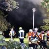 Update:Am frühen Mittwochmorgen, gegen 01:30 Uhr, ist in Lindenberg im Landkreis Lindau im Ortsteil Nadenberg der Dachstuhl eines Hauses in Brand geraten. Die Ursache für das Feuer ist derzeit noch unbekannt. Es gab keine Verletzten, aber der Sachschaden beträgt laut Polizei rund 100.000 Euro. Schnelles Eingreifen verhindert SchlimmeresDie Feuerwehr, die nach der Mitteilung des Feuers bei der Integrierten Leitstelle Allgäu sofort ausrückte, konnte durch das schnelle Eingreifen verhindern, dass sich die Flammen auf den Rest des Gebäudes ausweiteten. Das Feuer beschädigte deshalb nur einen Teil des Daches. 
[video]https://www.youtube.com/watch?v=lxntDgQq24w[/video]80 Einsatzkräfte vor OrtBei dem Brand waren insgesamt 80 Einsatzkräfte der Freiwilligen Feuerwehren Lindenberg im Allgäu und Heimenkirch sowie des Rettungsdienstes im Einsatz. Die ersten Ermittlungen vor Ort führte die Polizeiinspektion Lindenberg im Allgäu zusammen mit dem Kriminaldauerdienst Memmingen. Die weitere Sachbearbeitung zur Klärung der konkreten Brandursache übernimmt das Fachkommissariat der Kriminalpolizeistation Lindau.Bezugsmeldung:In Nadenberg bei Lindenberg (Landkreis Lindau) ist in der Nacht zum Mittwoch ein Feuer in einem Wohnhaus ausgebrochen. Die Einsatzkräfte wurden um 01:35 Uhr über den Brand informiert und rückten sofort aus. Glücklicherweise keine Verletzten
Personen wurden bei dem Feuer glücklicherweise nicht verletzt. Die Brandursache ist derzeit noch unklar. Im Laufe des Tages werden Ermittler der Kriminalpolizei Lindau den Brandort genauer untersuchen. Laut Polizei dürfte der entstandene Sachschaden bei rund 100.000 Euro liegen. Weitere Informationen folgen.