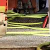 Update:Am frühen Mittwochmorgen, gegen 01:30 Uhr, ist in Lindenberg im Landkreis Lindau im Ortsteil Nadenberg der Dachstuhl eines Hauses in Brand geraten. Die Ursache für das Feuer ist derzeit noch unbekannt. Es gab keine Verletzten, aber der Sachschaden beträgt laut Polizei rund 100.000 Euro. Schnelles Eingreifen verhindert SchlimmeresDie Feuerwehr, die nach der Mitteilung des Feuers bei der Integrierten Leitstelle Allgäu sofort ausrückte, konnte durch das schnelle Eingreifen verhindern, dass sich die Flammen auf den Rest des Gebäudes ausweiteten. Das Feuer beschädigte deshalb nur einen Teil des Daches. 
[video]https://www.youtube.com/watch?v=lxntDgQq24w[/video]80 Einsatzkräfte vor OrtBei dem Brand waren insgesamt 80 Einsatzkräfte der Freiwilligen Feuerwehren Lindenberg im Allgäu und Heimenkirch sowie des Rettungsdienstes im Einsatz. Die ersten Ermittlungen vor Ort führte die Polizeiinspektion Lindenberg im Allgäu zusammen mit dem Kriminaldauerdienst Memmingen. Die weitere Sachbearbeitung zur Klärung der konkreten Brandursache übernimmt das Fachkommissariat der Kriminalpolizeistation Lindau.Bezugsmeldung:In Nadenberg bei Lindenberg (Landkreis Lindau) ist in der Nacht zum Mittwoch ein Feuer in einem Wohnhaus ausgebrochen. Die Einsatzkräfte wurden um 01:35 Uhr über den Brand informiert und rückten sofort aus. Glücklicherweise keine Verletzten
Personen wurden bei dem Feuer glücklicherweise nicht verletzt. Die Brandursache ist derzeit noch unklar. Im Laufe des Tages werden Ermittler der Kriminalpolizei Lindau den Brandort genauer untersuchen. Laut Polizei dürfte der entstandene Sachschaden bei rund 100.000 Euro liegen. Weitere Informationen folgen.
