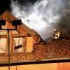 Update:Am frühen Mittwochmorgen, gegen 01:30 Uhr, ist in Lindenberg im Landkreis Lindau im Ortsteil Nadenberg der Dachstuhl eines Hauses in Brand geraten. Die Ursache für das Feuer ist derzeit noch unbekannt. Es gab keine Verletzten, aber der Sachschaden beträgt laut Polizei rund 100.000 Euro. Schnelles Eingreifen verhindert SchlimmeresDie Feuerwehr, die nach der Mitteilung des Feuers bei der Integrierten Leitstelle Allgäu sofort ausrückte, konnte durch das schnelle Eingreifen verhindern, dass sich die Flammen auf den Rest des Gebäudes ausweiteten. Das Feuer beschädigte deshalb nur einen Teil des Daches. 
[video]https://www.youtube.com/watch?v=lxntDgQq24w[/video]80 Einsatzkräfte vor OrtBei dem Brand waren insgesamt 80 Einsatzkräfte der Freiwilligen Feuerwehren Lindenberg im Allgäu und Heimenkirch sowie des Rettungsdienstes im Einsatz. Die ersten Ermittlungen vor Ort führte die Polizeiinspektion Lindenberg im Allgäu zusammen mit dem Kriminaldauerdienst Memmingen. Die weitere Sachbearbeitung zur Klärung der konkreten Brandursache übernimmt das Fachkommissariat der Kriminalpolizeistation Lindau.Bezugsmeldung:In Nadenberg bei Lindenberg (Landkreis Lindau) ist in der Nacht zum Mittwoch ein Feuer in einem Wohnhaus ausgebrochen. Die Einsatzkräfte wurden um 01:35 Uhr über den Brand informiert und rückten sofort aus. Glücklicherweise keine Verletzten
Personen wurden bei dem Feuer glücklicherweise nicht verletzt. Die Brandursache ist derzeit noch unklar. Im Laufe des Tages werden Ermittler der Kriminalpolizei Lindau den Brandort genauer untersuchen. Laut Polizei dürfte der entstandene Sachschaden bei rund 100.000 Euro liegen. Weitere Informationen folgen.