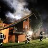 Update:Am frühen Mittwochmorgen, gegen 01:30 Uhr, ist in Lindenberg im Landkreis Lindau im Ortsteil Nadenberg der Dachstuhl eines Hauses in Brand geraten. Die Ursache für das Feuer ist derzeit noch unbekannt. Es gab keine Verletzten, aber der Sachschaden beträgt laut Polizei rund 100.000 Euro. Schnelles Eingreifen verhindert SchlimmeresDie Feuerwehr, die nach der Mitteilung des Feuers bei der Integrierten Leitstelle Allgäu sofort ausrückte, konnte durch das schnelle Eingreifen verhindern, dass sich die Flammen auf den Rest des Gebäudes ausweiteten. Das Feuer beschädigte deshalb nur einen Teil des Daches. 
[video]https://www.youtube.com/watch?v=lxntDgQq24w[/video]80 Einsatzkräfte vor OrtBei dem Brand waren insgesamt 80 Einsatzkräfte der Freiwilligen Feuerwehren Lindenberg im Allgäu und Heimenkirch sowie des Rettungsdienstes im Einsatz. Die ersten Ermittlungen vor Ort führte die Polizeiinspektion Lindenberg im Allgäu zusammen mit dem Kriminaldauerdienst Memmingen. Die weitere Sachbearbeitung zur Klärung der konkreten Brandursache übernimmt das Fachkommissariat der Kriminalpolizeistation Lindau.Bezugsmeldung:In Nadenberg bei Lindenberg (Landkreis Lindau) ist in der Nacht zum Mittwoch ein Feuer in einem Wohnhaus ausgebrochen. Die Einsatzkräfte wurden um 01:35 Uhr über den Brand informiert und rückten sofort aus. Glücklicherweise keine Verletzten
Personen wurden bei dem Feuer glücklicherweise nicht verletzt. Die Brandursache ist derzeit noch unklar. Im Laufe des Tages werden Ermittler der Kriminalpolizei Lindau den Brandort genauer untersuchen. Laut Polizei dürfte der entstandene Sachschaden bei rund 100.000 Euro liegen. Weitere Informationen folgen.