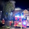 Update:Am frühen Mittwochmorgen, gegen 01:30 Uhr, ist in Lindenberg im Landkreis Lindau im Ortsteil Nadenberg der Dachstuhl eines Hauses in Brand geraten. Die Ursache für das Feuer ist derzeit noch unbekannt. Es gab keine Verletzten, aber der Sachschaden beträgt laut Polizei rund 100.000 Euro. Schnelles Eingreifen verhindert SchlimmeresDie Feuerwehr, die nach der Mitteilung des Feuers bei der Integrierten Leitstelle Allgäu sofort ausrückte, konnte durch das schnelle Eingreifen verhindern, dass sich die Flammen auf den Rest des Gebäudes ausweiteten. Das Feuer beschädigte deshalb nur einen Teil des Daches. 
[video]https://www.youtube.com/watch?v=lxntDgQq24w[/video]80 Einsatzkräfte vor OrtBei dem Brand waren insgesamt 80 Einsatzkräfte der Freiwilligen Feuerwehren Lindenberg im Allgäu und Heimenkirch sowie des Rettungsdienstes im Einsatz. Die ersten Ermittlungen vor Ort führte die Polizeiinspektion Lindenberg im Allgäu zusammen mit dem Kriminaldauerdienst Memmingen. Die weitere Sachbearbeitung zur Klärung der konkreten Brandursache übernimmt das Fachkommissariat der Kriminalpolizeistation Lindau.Bezugsmeldung:In Nadenberg bei Lindenberg (Landkreis Lindau) ist in der Nacht zum Mittwoch ein Feuer in einem Wohnhaus ausgebrochen. Die Einsatzkräfte wurden um 01:35 Uhr über den Brand informiert und rückten sofort aus. Glücklicherweise keine Verletzten
Personen wurden bei dem Feuer glücklicherweise nicht verletzt. Die Brandursache ist derzeit noch unklar. Im Laufe des Tages werden Ermittler der Kriminalpolizei Lindau den Brandort genauer untersuchen. Laut Polizei dürfte der entstandene Sachschaden bei rund 100.000 Euro liegen. Weitere Informationen folgen.