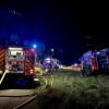 Update:Am frühen Mittwochmorgen, gegen 01:30 Uhr, ist in Lindenberg im Landkreis Lindau im Ortsteil Nadenberg der Dachstuhl eines Hauses in Brand geraten. Die Ursache für das Feuer ist derzeit noch unbekannt. Es gab keine Verletzten, aber der Sachschaden beträgt laut Polizei rund 100.000 Euro. Schnelles Eingreifen verhindert SchlimmeresDie Feuerwehr, die nach der Mitteilung des Feuers bei der Integrierten Leitstelle Allgäu sofort ausrückte, konnte durch das schnelle Eingreifen verhindern, dass sich die Flammen auf den Rest des Gebäudes ausweiteten. Das Feuer beschädigte deshalb nur einen Teil des Daches. 
[video]https://www.youtube.com/watch?v=lxntDgQq24w[/video]80 Einsatzkräfte vor OrtBei dem Brand waren insgesamt 80 Einsatzkräfte der Freiwilligen Feuerwehren Lindenberg im Allgäu und Heimenkirch sowie des Rettungsdienstes im Einsatz. Die ersten Ermittlungen vor Ort führte die Polizeiinspektion Lindenberg im Allgäu zusammen mit dem Kriminaldauerdienst Memmingen. Die weitere Sachbearbeitung zur Klärung der konkreten Brandursache übernimmt das Fachkommissariat der Kriminalpolizeistation Lindau.Bezugsmeldung:In Nadenberg bei Lindenberg (Landkreis Lindau) ist in der Nacht zum Mittwoch ein Feuer in einem Wohnhaus ausgebrochen. Die Einsatzkräfte wurden um 01:35 Uhr über den Brand informiert und rückten sofort aus. Glücklicherweise keine Verletzten
Personen wurden bei dem Feuer glücklicherweise nicht verletzt. Die Brandursache ist derzeit noch unklar. Im Laufe des Tages werden Ermittler der Kriminalpolizei Lindau den Brandort genauer untersuchen. Laut Polizei dürfte der entstandene Sachschaden bei rund 100.000 Euro liegen. Weitere Informationen folgen.