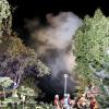 Update:Am frühen Mittwochmorgen, gegen 01:30 Uhr, ist in Lindenberg im Landkreis Lindau im Ortsteil Nadenberg der Dachstuhl eines Hauses in Brand geraten. Die Ursache für das Feuer ist derzeit noch unbekannt. Es gab keine Verletzten, aber der Sachschaden beträgt laut Polizei rund 100.000 Euro. Schnelles Eingreifen verhindert SchlimmeresDie Feuerwehr, die nach der Mitteilung des Feuers bei der Integrierten Leitstelle Allgäu sofort ausrückte, konnte durch das schnelle Eingreifen verhindern, dass sich die Flammen auf den Rest des Gebäudes ausweiteten. Das Feuer beschädigte deshalb nur einen Teil des Daches. 
[video]https://www.youtube.com/watch?v=lxntDgQq24w[/video]80 Einsatzkräfte vor OrtBei dem Brand waren insgesamt 80 Einsatzkräfte der Freiwilligen Feuerwehren Lindenberg im Allgäu und Heimenkirch sowie des Rettungsdienstes im Einsatz. Die ersten Ermittlungen vor Ort führte die Polizeiinspektion Lindenberg im Allgäu zusammen mit dem Kriminaldauerdienst Memmingen. Die weitere Sachbearbeitung zur Klärung der konkreten Brandursache übernimmt das Fachkommissariat der Kriminalpolizeistation Lindau.Bezugsmeldung:In Nadenberg bei Lindenberg (Landkreis Lindau) ist in der Nacht zum Mittwoch ein Feuer in einem Wohnhaus ausgebrochen. Die Einsatzkräfte wurden um 01:35 Uhr über den Brand informiert und rückten sofort aus. Glücklicherweise keine Verletzten
Personen wurden bei dem Feuer glücklicherweise nicht verletzt. Die Brandursache ist derzeit noch unklar. Im Laufe des Tages werden Ermittler der Kriminalpolizei Lindau den Brandort genauer untersuchen. Laut Polizei dürfte der entstandene Sachschaden bei rund 100.000 Euro liegen. Weitere Informationen folgen.