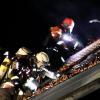 Update:Am frühen Mittwochmorgen, gegen 01:30 Uhr, ist in Lindenberg im Landkreis Lindau im Ortsteil Nadenberg der Dachstuhl eines Hauses in Brand geraten. Die Ursache für das Feuer ist derzeit noch unbekannt. Es gab keine Verletzten, aber der Sachschaden beträgt laut Polizei rund 100.000 Euro. Schnelles Eingreifen verhindert SchlimmeresDie Feuerwehr, die nach der Mitteilung des Feuers bei der Integrierten Leitstelle Allgäu sofort ausrückte, konnte durch das schnelle Eingreifen verhindern, dass sich die Flammen auf den Rest des Gebäudes ausweiteten. Das Feuer beschädigte deshalb nur einen Teil des Daches. 
[video]https://www.youtube.com/watch?v=lxntDgQq24w[/video]80 Einsatzkräfte vor OrtBei dem Brand waren insgesamt 80 Einsatzkräfte der Freiwilligen Feuerwehren Lindenberg im Allgäu und Heimenkirch sowie des Rettungsdienstes im Einsatz. Die ersten Ermittlungen vor Ort führte die Polizeiinspektion Lindenberg im Allgäu zusammen mit dem Kriminaldauerdienst Memmingen. Die weitere Sachbearbeitung zur Klärung der konkreten Brandursache übernimmt das Fachkommissariat der Kriminalpolizeistation Lindau.Bezugsmeldung:In Nadenberg bei Lindenberg (Landkreis Lindau) ist in der Nacht zum Mittwoch ein Feuer in einem Wohnhaus ausgebrochen. Die Einsatzkräfte wurden um 01:35 Uhr über den Brand informiert und rückten sofort aus. Glücklicherweise keine Verletzten
Personen wurden bei dem Feuer glücklicherweise nicht verletzt. Die Brandursache ist derzeit noch unklar. Im Laufe des Tages werden Ermittler der Kriminalpolizei Lindau den Brandort genauer untersuchen. Laut Polizei dürfte der entstandene Sachschaden bei rund 100.000 Euro liegen. Weitere Informationen folgen.
