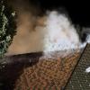 Update:Am frühen Mittwochmorgen, gegen 01:30 Uhr, ist in Lindenberg im Landkreis Lindau im Ortsteil Nadenberg der Dachstuhl eines Hauses in Brand geraten. Die Ursache für das Feuer ist derzeit noch unbekannt. Es gab keine Verletzten, aber der Sachschaden beträgt laut Polizei rund 100.000 Euro. Schnelles Eingreifen verhindert SchlimmeresDie Feuerwehr, die nach der Mitteilung des Feuers bei der Integrierten Leitstelle Allgäu sofort ausrückte, konnte durch das schnelle Eingreifen verhindern, dass sich die Flammen auf den Rest des Gebäudes ausweiteten. Das Feuer beschädigte deshalb nur einen Teil des Daches. 
[video]https://www.youtube.com/watch?v=lxntDgQq24w[/video]80 Einsatzkräfte vor OrtBei dem Brand waren insgesamt 80 Einsatzkräfte der Freiwilligen Feuerwehren Lindenberg im Allgäu und Heimenkirch sowie des Rettungsdienstes im Einsatz. Die ersten Ermittlungen vor Ort führte die Polizeiinspektion Lindenberg im Allgäu zusammen mit dem Kriminaldauerdienst Memmingen. Die weitere Sachbearbeitung zur Klärung der konkreten Brandursache übernimmt das Fachkommissariat der Kriminalpolizeistation Lindau.Bezugsmeldung:In Nadenberg bei Lindenberg (Landkreis Lindau) ist in der Nacht zum Mittwoch ein Feuer in einem Wohnhaus ausgebrochen. Die Einsatzkräfte wurden um 01:35 Uhr über den Brand informiert und rückten sofort aus. Glücklicherweise keine Verletzten
Personen wurden bei dem Feuer glücklicherweise nicht verletzt. Die Brandursache ist derzeit noch unklar. Im Laufe des Tages werden Ermittler der Kriminalpolizei Lindau den Brandort genauer untersuchen. Laut Polizei dürfte der entstandene Sachschaden bei rund 100.000 Euro liegen. Weitere Informationen folgen.