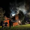 Update:Am frühen Mittwochmorgen, gegen 01:30 Uhr, ist in Lindenberg im Landkreis Lindau im Ortsteil Nadenberg der Dachstuhl eines Hauses in Brand geraten. Die Ursache für das Feuer ist derzeit noch unbekannt. Es gab keine Verletzten, aber der Sachschaden beträgt laut Polizei rund 100.000 Euro. Schnelles Eingreifen verhindert SchlimmeresDie Feuerwehr, die nach der Mitteilung des Feuers bei der Integrierten Leitstelle Allgäu sofort ausrückte, konnte durch das schnelle Eingreifen verhindern, dass sich die Flammen auf den Rest des Gebäudes ausweiteten. Das Feuer beschädigte deshalb nur einen Teil des Daches. 
[video]https://www.youtube.com/watch?v=lxntDgQq24w[/video]80 Einsatzkräfte vor OrtBei dem Brand waren insgesamt 80 Einsatzkräfte der Freiwilligen Feuerwehren Lindenberg im Allgäu und Heimenkirch sowie des Rettungsdienstes im Einsatz. Die ersten Ermittlungen vor Ort führte die Polizeiinspektion Lindenberg im Allgäu zusammen mit dem Kriminaldauerdienst Memmingen. Die weitere Sachbearbeitung zur Klärung der konkreten Brandursache übernimmt das Fachkommissariat der Kriminalpolizeistation Lindau.Bezugsmeldung:In Nadenberg bei Lindenberg (Landkreis Lindau) ist in der Nacht zum Mittwoch ein Feuer in einem Wohnhaus ausgebrochen. Die Einsatzkräfte wurden um 01:35 Uhr über den Brand informiert und rückten sofort aus. Glücklicherweise keine Verletzten
Personen wurden bei dem Feuer glücklicherweise nicht verletzt. Die Brandursache ist derzeit noch unklar. Im Laufe des Tages werden Ermittler der Kriminalpolizei Lindau den Brandort genauer untersuchen. Laut Polizei dürfte der entstandene Sachschaden bei rund 100.000 Euro liegen. Weitere Informationen folgen.