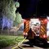 Update:Am frühen Mittwochmorgen, gegen 01:30 Uhr, ist in Lindenberg im Landkreis Lindau im Ortsteil Nadenberg der Dachstuhl eines Hauses in Brand geraten. Die Ursache für das Feuer ist derzeit noch unbekannt. Es gab keine Verletzten, aber der Sachschaden beträgt laut Polizei rund 100.000 Euro. Schnelles Eingreifen verhindert SchlimmeresDie Feuerwehr, die nach der Mitteilung des Feuers bei der Integrierten Leitstelle Allgäu sofort ausrückte, konnte durch das schnelle Eingreifen verhindern, dass sich die Flammen auf den Rest des Gebäudes ausweiteten. Das Feuer beschädigte deshalb nur einen Teil des Daches. 
[video]https://www.youtube.com/watch?v=lxntDgQq24w[/video]80 Einsatzkräfte vor OrtBei dem Brand waren insgesamt 80 Einsatzkräfte der Freiwilligen Feuerwehren Lindenberg im Allgäu und Heimenkirch sowie des Rettungsdienstes im Einsatz. Die ersten Ermittlungen vor Ort führte die Polizeiinspektion Lindenberg im Allgäu zusammen mit dem Kriminaldauerdienst Memmingen. Die weitere Sachbearbeitung zur Klärung der konkreten Brandursache übernimmt das Fachkommissariat der Kriminalpolizeistation Lindau.Bezugsmeldung:In Nadenberg bei Lindenberg (Landkreis Lindau) ist in der Nacht zum Mittwoch ein Feuer in einem Wohnhaus ausgebrochen. Die Einsatzkräfte wurden um 01:35 Uhr über den Brand informiert und rückten sofort aus. Glücklicherweise keine Verletzten
Personen wurden bei dem Feuer glücklicherweise nicht verletzt. Die Brandursache ist derzeit noch unklar. Im Laufe des Tages werden Ermittler der Kriminalpolizei Lindau den Brandort genauer untersuchen. Laut Polizei dürfte der entstandene Sachschaden bei rund 100.000 Euro liegen. Weitere Informationen folgen.