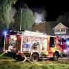 Update:Am frühen Mittwochmorgen, gegen 01:30 Uhr, ist in Lindenberg im Landkreis Lindau im Ortsteil Nadenberg der Dachstuhl eines Hauses in Brand geraten. Die Ursache für das Feuer ist derzeit noch unbekannt. Es gab keine Verletzten, aber der Sachschaden beträgt laut Polizei rund 100.000 Euro. Schnelles Eingreifen verhindert SchlimmeresDie Feuerwehr, die nach der Mitteilung des Feuers bei der Integrierten Leitstelle Allgäu sofort ausrückte, konnte durch das schnelle Eingreifen verhindern, dass sich die Flammen auf den Rest des Gebäudes ausweiteten. Das Feuer beschädigte deshalb nur einen Teil des Daches. 
[video]https://www.youtube.com/watch?v=lxntDgQq24w[/video]80 Einsatzkräfte vor OrtBei dem Brand waren insgesamt 80 Einsatzkräfte der Freiwilligen Feuerwehren Lindenberg im Allgäu und Heimenkirch sowie des Rettungsdienstes im Einsatz. Die ersten Ermittlungen vor Ort führte die Polizeiinspektion Lindenberg im Allgäu zusammen mit dem Kriminaldauerdienst Memmingen. Die weitere Sachbearbeitung zur Klärung der konkreten Brandursache übernimmt das Fachkommissariat der Kriminalpolizeistation Lindau.Bezugsmeldung:In Nadenberg bei Lindenberg (Landkreis Lindau) ist in der Nacht zum Mittwoch ein Feuer in einem Wohnhaus ausgebrochen. Die Einsatzkräfte wurden um 01:35 Uhr über den Brand informiert und rückten sofort aus. Glücklicherweise keine Verletzten
Personen wurden bei dem Feuer glücklicherweise nicht verletzt. Die Brandursache ist derzeit noch unklar. Im Laufe des Tages werden Ermittler der Kriminalpolizei Lindau den Brandort genauer untersuchen. Laut Polizei dürfte der entstandene Sachschaden bei rund 100.000 Euro liegen. Weitere Informationen folgen.