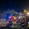 Update:Am frühen Mittwochmorgen, gegen 01:30 Uhr, ist in Lindenberg im Landkreis Lindau im Ortsteil Nadenberg der Dachstuhl eines Hauses in Brand geraten. Die Ursache für das Feuer ist derzeit noch unbekannt. Es gab keine Verletzten, aber der Sachschaden beträgt laut Polizei rund 100.000 Euro. Schnelles Eingreifen verhindert SchlimmeresDie Feuerwehr, die nach der Mitteilung des Feuers bei der Integrierten Leitstelle Allgäu sofort ausrückte, konnte durch das schnelle Eingreifen verhindern, dass sich die Flammen auf den Rest des Gebäudes ausweiteten. Das Feuer beschädigte deshalb nur einen Teil des Daches. 
[video]https://www.youtube.com/watch?v=lxntDgQq24w[/video]80 Einsatzkräfte vor OrtBei dem Brand waren insgesamt 80 Einsatzkräfte der Freiwilligen Feuerwehren Lindenberg im Allgäu und Heimenkirch sowie des Rettungsdienstes im Einsatz. Die ersten Ermittlungen vor Ort führte die Polizeiinspektion Lindenberg im Allgäu zusammen mit dem Kriminaldauerdienst Memmingen. Die weitere Sachbearbeitung zur Klärung der konkreten Brandursache übernimmt das Fachkommissariat der Kriminalpolizeistation Lindau.Bezugsmeldung:In Nadenberg bei Lindenberg (Landkreis Lindau) ist in der Nacht zum Mittwoch ein Feuer in einem Wohnhaus ausgebrochen. Die Einsatzkräfte wurden um 01:35 Uhr über den Brand informiert und rückten sofort aus. Glücklicherweise keine Verletzten
Personen wurden bei dem Feuer glücklicherweise nicht verletzt. Die Brandursache ist derzeit noch unklar. Im Laufe des Tages werden Ermittler der Kriminalpolizei Lindau den Brandort genauer untersuchen. Laut Polizei dürfte der entstandene Sachschaden bei rund 100.000 Euro liegen. Weitere Informationen folgen.