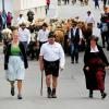 Beim Viehscheid in Nesselwängle sind nicht nur Kühe von der Alpe getrieben worden. Auch Schwarznasenschafe und Ziegen waren dabei. Die etwa 120 Tiere wurden gegen 14 Uhr an hunderten von Zuschauern durch das Dorf geführt.
