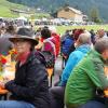 Am Freitag war in Balderschwang wieder Viehscheid. Sechs Alpen mit knapp 120 Tieren wurden ins Tal getrieben. Für die Zuschauer war auch abseits der Koppel einiges geboten. Auf einem Markt entlang der Hauptstraße konnte man Kleidung, Taschen und Kunsthandwerk bewundern. Auch für das leibliche Wohl war gesorgt. Am Feuerwehrhaus gab es neben Kaffee und Kuchen natürlich auch Bier, Brezen und sonstige Spezialitäten.