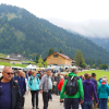 Am Freitag war in Balderschwang wieder Viehscheid. Sechs Alpen mit knapp 120 Tieren wurden ins Tal getrieben. Für die Zuschauer war auch abseits der Koppel einiges geboten. Auf einem Markt entlang der Hauptstraße konnte man Kleidung, Taschen und Kunsthandwerk bewundern. Auch für das leibliche Wohl war gesorgt. Am Feuerwehrhaus gab es neben Kaffee und Kuchen natürlich auch Bier, Brezen und sonstige Spezialitäten.
