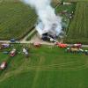 Update:Den Brand der Lagerhalle bei Niederrieden hatte ein Passant bemerkt. Er sah den Rauch von der Halle aus aufsteigen. Trotz sofortiger Verständigung der Feuerwehr stand die Halle, wie es im Polizeibericht heißt, kurze Zeit später in Vollbrand.
[video]https://www.youtube.com/watch?v=ewKGepygoV8[/video]Bagger helfen beim LöschenIn der Halle waren mehrere hundert Ballen Stroh und Heu gelagert. Um das Feuer zu löschen musste die Halle erst von zwei Baggern abgerissen werden. Danach wurde das Stroh und das Heu auf einem nahen Acker ausgebreitet und gelöscht. Die Arbeiten zogen sich bis in die Nacht hinein. Ursache noch unklarBei dem Einsatz waren Feuerwehren aus Niederrieden, Boos, Buxheim, Memmingen, Fellheim, Heimertingen, Reichau und Holzgünz sowie das THW Memmingen und der Rettungsdienst mit insgesamt etwa 150 Einsatzkräften im Einsatz. Es entstand ein Sachschaden von ca. 500.000 Euro. Das Fachkommissariat der Kriminalpolizei Memmingen hat vor Ort die Ermittlungen zum Brandfall übernommen. Die Brandursache ist derzeit noch unklar.Bezugsmeldung:Bei Niederrieden ist am Mittwochnachmittag eine Lagerhalle in Brand geraten. Beim Eintreffen der Einsatzkräfte stand die Halle bereits im Vollbrand. Die Feuerwehr ist mit mehreren Fahrzeugen und über 100 Einsatzkräften vor Ort. In dem Stadel waren laut Angaben unseres Reporters unter Anderem Heuballen und Brennholz gelagert.Hoher SachschadenDie Wasserversorgung soll sich schwierig gestalten, da die Schlauchleitung mehrere Hundert Meter lang ist. Mehrere Landwirte fahren deshalb mit Traktoren und Güllefässern Löschwasser zum Einsatzort. Weil sich auf dem Dach auch eine Photovoltaikanlage befand geht man aktuell von einem Sachschaden von mehreren hunderttausend Euro aus. Verletzt wurde nach aktuellem Stand niemand. Die Brandursache ist aktuell noch unklar.