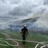 Update:Den Brand der Lagerhalle bei Niederrieden hatte ein Passant bemerkt. Er sah den Rauch von der Halle aus aufsteigen. Trotz sofortiger Verständigung der Feuerwehr stand die Halle, wie es im Polizeibericht heißt, kurze Zeit später in Vollbrand.
[video]https://www.youtube.com/watch?v=ewKGepygoV8[/video]Bagger helfen beim LöschenIn der Halle waren mehrere hundert Ballen Stroh und Heu gelagert. Um das Feuer zu löschen musste die Halle erst von zwei Baggern abgerissen werden. Danach wurde das Stroh und das Heu auf einem nahen Acker ausgebreitet und gelöscht. Die Arbeiten zogen sich bis in die Nacht hinein. Ursache noch unklarBei dem Einsatz waren Feuerwehren aus Niederrieden, Boos, Buxheim, Memmingen, Fellheim, Heimertingen, Reichau und Holzgünz sowie das THW Memmingen und der Rettungsdienst mit insgesamt etwa 150 Einsatzkräften im Einsatz. Es entstand ein Sachschaden von ca. 500.000 Euro. Das Fachkommissariat der Kriminalpolizei Memmingen hat vor Ort die Ermittlungen zum Brandfall übernommen. Die Brandursache ist derzeit noch unklar.Bezugsmeldung:Bei Niederrieden ist am Mittwochnachmittag eine Lagerhalle in Brand geraten. Beim Eintreffen der Einsatzkräfte stand die Halle bereits im Vollbrand. Die Feuerwehr ist mit mehreren Fahrzeugen und über 100 Einsatzkräften vor Ort. In dem Stadel waren laut Angaben unseres Reporters unter Anderem Heuballen und Brennholz gelagert.Hoher SachschadenDie Wasserversorgung soll sich schwierig gestalten, da die Schlauchleitung mehrere Hundert Meter lang ist. Mehrere Landwirte fahren deshalb mit Traktoren und Güllefässern Löschwasser zum Einsatzort. Weil sich auf dem Dach auch eine Photovoltaikanlage befand geht man aktuell von einem Sachschaden von mehreren hunderttausend Euro aus. Verletzt wurde nach aktuellem Stand niemand. Die Brandursache ist aktuell noch unklar.