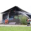 Update:Den Brand der Lagerhalle bei Niederrieden hatte ein Passant bemerkt. Er sah den Rauch von der Halle aus aufsteigen. Trotz sofortiger Verständigung der Feuerwehr stand die Halle, wie es im Polizeibericht heißt, kurze Zeit später in Vollbrand.
[video]https://www.youtube.com/watch?v=ewKGepygoV8[/video]Bagger helfen beim LöschenIn der Halle waren mehrere hundert Ballen Stroh und Heu gelagert. Um das Feuer zu löschen musste die Halle erst von zwei Baggern abgerissen werden. Danach wurde das Stroh und das Heu auf einem nahen Acker ausgebreitet und gelöscht. Die Arbeiten zogen sich bis in die Nacht hinein. Ursache noch unklarBei dem Einsatz waren Feuerwehren aus Niederrieden, Boos, Buxheim, Memmingen, Fellheim, Heimertingen, Reichau und Holzgünz sowie das THW Memmingen und der Rettungsdienst mit insgesamt etwa 150 Einsatzkräften im Einsatz. Es entstand ein Sachschaden von ca. 500.000 Euro. Das Fachkommissariat der Kriminalpolizei Memmingen hat vor Ort die Ermittlungen zum Brandfall übernommen. Die Brandursache ist derzeit noch unklar.Bezugsmeldung:Bei Niederrieden ist am Mittwochnachmittag eine Lagerhalle in Brand geraten. Beim Eintreffen der Einsatzkräfte stand die Halle bereits im Vollbrand. Die Feuerwehr ist mit mehreren Fahrzeugen und über 100 Einsatzkräften vor Ort. In dem Stadel waren laut Angaben unseres Reporters unter Anderem Heuballen und Brennholz gelagert.Hoher SachschadenDie Wasserversorgung soll sich schwierig gestalten, da die Schlauchleitung mehrere Hundert Meter lang ist. Mehrere Landwirte fahren deshalb mit Traktoren und Güllefässern Löschwasser zum Einsatzort. Weil sich auf dem Dach auch eine Photovoltaikanlage befand geht man aktuell von einem Sachschaden von mehreren hunderttausend Euro aus. Verletzt wurde nach aktuellem Stand niemand. Die Brandursache ist aktuell noch unklar.