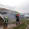Update:Den Brand der Lagerhalle bei Niederrieden hatte ein Passant bemerkt. Er sah den Rauch von der Halle aus aufsteigen. Trotz sofortiger Verständigung der Feuerwehr stand die Halle, wie es im Polizeibericht heißt, kurze Zeit später in Vollbrand.
[video]https://www.youtube.com/watch?v=ewKGepygoV8[/video]Bagger helfen beim LöschenIn der Halle waren mehrere hundert Ballen Stroh und Heu gelagert. Um das Feuer zu löschen musste die Halle erst von zwei Baggern abgerissen werden. Danach wurde das Stroh und das Heu auf einem nahen Acker ausgebreitet und gelöscht. Die Arbeiten zogen sich bis in die Nacht hinein. Ursache noch unklarBei dem Einsatz waren Feuerwehren aus Niederrieden, Boos, Buxheim, Memmingen, Fellheim, Heimertingen, Reichau und Holzgünz sowie das THW Memmingen und der Rettungsdienst mit insgesamt etwa 150 Einsatzkräften im Einsatz. Es entstand ein Sachschaden von ca. 500.000 Euro. Das Fachkommissariat der Kriminalpolizei Memmingen hat vor Ort die Ermittlungen zum Brandfall übernommen. Die Brandursache ist derzeit noch unklar.Bezugsmeldung:Bei Niederrieden ist am Mittwochnachmittag eine Lagerhalle in Brand geraten. Beim Eintreffen der Einsatzkräfte stand die Halle bereits im Vollbrand. Die Feuerwehr ist mit mehreren Fahrzeugen und über 100 Einsatzkräften vor Ort. In dem Stadel waren laut Angaben unseres Reporters unter Anderem Heuballen und Brennholz gelagert.Hoher SachschadenDie Wasserversorgung soll sich schwierig gestalten, da die Schlauchleitung mehrere Hundert Meter lang ist. Mehrere Landwirte fahren deshalb mit Traktoren und Güllefässern Löschwasser zum Einsatzort. Weil sich auf dem Dach auch eine Photovoltaikanlage befand geht man aktuell von einem Sachschaden von mehreren hunderttausend Euro aus. Verletzt wurde nach aktuellem Stand niemand. Die Brandursache ist aktuell noch unklar.
