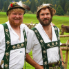 Am Freitag war in Balderschwang wieder Viehscheid. Sechs Alpen mit knapp 120 Tieren wurden ins Tal getrieben. Für die Zuschauer war auch abseits der Koppel einiges geboten. Auf einem Markt entlang der Hauptstraße konnte man Kleidung, Taschen und Kunsthandwerk bewundern. Auch für das leibliche Wohl war gesorgt. Am Feuerwehrhaus gab es neben Kaffee und Kuchen natürlich auch Bier, Brezen und sonstige Spezialitäten.