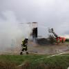 Update:Den Brand der Lagerhalle bei Niederrieden hatte ein Passant bemerkt. Er sah den Rauch von der Halle aus aufsteigen. Trotz sofortiger Verständigung der Feuerwehr stand die Halle, wie es im Polizeibericht heißt, kurze Zeit später in Vollbrand.
[video]https://www.youtube.com/watch?v=ewKGepygoV8[/video]Bagger helfen beim LöschenIn der Halle waren mehrere hundert Ballen Stroh und Heu gelagert. Um das Feuer zu löschen musste die Halle erst von zwei Baggern abgerissen werden. Danach wurde das Stroh und das Heu auf einem nahen Acker ausgebreitet und gelöscht. Die Arbeiten zogen sich bis in die Nacht hinein. Ursache noch unklarBei dem Einsatz waren Feuerwehren aus Niederrieden, Boos, Buxheim, Memmingen, Fellheim, Heimertingen, Reichau und Holzgünz sowie das THW Memmingen und der Rettungsdienst mit insgesamt etwa 150 Einsatzkräften im Einsatz. Es entstand ein Sachschaden von ca. 500.000 Euro. Das Fachkommissariat der Kriminalpolizei Memmingen hat vor Ort die Ermittlungen zum Brandfall übernommen. Die Brandursache ist derzeit noch unklar.Bezugsmeldung:Bei Niederrieden ist am Mittwochnachmittag eine Lagerhalle in Brand geraten. Beim Eintreffen der Einsatzkräfte stand die Halle bereits im Vollbrand. Die Feuerwehr ist mit mehreren Fahrzeugen und über 100 Einsatzkräften vor Ort. In dem Stadel waren laut Angaben unseres Reporters unter Anderem Heuballen und Brennholz gelagert.Hoher SachschadenDie Wasserversorgung soll sich schwierig gestalten, da die Schlauchleitung mehrere Hundert Meter lang ist. Mehrere Landwirte fahren deshalb mit Traktoren und Güllefässern Löschwasser zum Einsatzort. Weil sich auf dem Dach auch eine Photovoltaikanlage befand geht man aktuell von einem Sachschaden von mehreren hunderttausend Euro aus. Verletzt wurde nach aktuellem Stand niemand. Die Brandursache ist aktuell noch unklar.