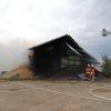 Update:Den Brand der Lagerhalle bei Niederrieden hatte ein Passant bemerkt. Er sah den Rauch von der Halle aus aufsteigen. Trotz sofortiger Verständigung der Feuerwehr stand die Halle, wie es im Polizeibericht heißt, kurze Zeit später in Vollbrand.
[video]https://www.youtube.com/watch?v=ewKGepygoV8[/video]Bagger helfen beim LöschenIn der Halle waren mehrere hundert Ballen Stroh und Heu gelagert. Um das Feuer zu löschen musste die Halle erst von zwei Baggern abgerissen werden. Danach wurde das Stroh und das Heu auf einem nahen Acker ausgebreitet und gelöscht. Die Arbeiten zogen sich bis in die Nacht hinein. Ursache noch unklarBei dem Einsatz waren Feuerwehren aus Niederrieden, Boos, Buxheim, Memmingen, Fellheim, Heimertingen, Reichau und Holzgünz sowie das THW Memmingen und der Rettungsdienst mit insgesamt etwa 150 Einsatzkräften im Einsatz. Es entstand ein Sachschaden von ca. 500.000 Euro. Das Fachkommissariat der Kriminalpolizei Memmingen hat vor Ort die Ermittlungen zum Brandfall übernommen. Die Brandursache ist derzeit noch unklar.Bezugsmeldung:Bei Niederrieden ist am Mittwochnachmittag eine Lagerhalle in Brand geraten. Beim Eintreffen der Einsatzkräfte stand die Halle bereits im Vollbrand. Die Feuerwehr ist mit mehreren Fahrzeugen und über 100 Einsatzkräften vor Ort. In dem Stadel waren laut Angaben unseres Reporters unter Anderem Heuballen und Brennholz gelagert.Hoher SachschadenDie Wasserversorgung soll sich schwierig gestalten, da die Schlauchleitung mehrere Hundert Meter lang ist. Mehrere Landwirte fahren deshalb mit Traktoren und Güllefässern Löschwasser zum Einsatzort. Weil sich auf dem Dach auch eine Photovoltaikanlage befand geht man aktuell von einem Sachschaden von mehreren hunderttausend Euro aus. Verletzt wurde nach aktuellem Stand niemand. Die Brandursache ist aktuell noch unklar.