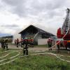 Update:Den Brand der Lagerhalle bei Niederrieden hatte ein Passant bemerkt. Er sah den Rauch von der Halle aus aufsteigen. Trotz sofortiger Verständigung der Feuerwehr stand die Halle, wie es im Polizeibericht heißt, kurze Zeit später in Vollbrand.
[video]https://www.youtube.com/watch?v=ewKGepygoV8[/video]Bagger helfen beim LöschenIn der Halle waren mehrere hundert Ballen Stroh und Heu gelagert. Um das Feuer zu löschen musste die Halle erst von zwei Baggern abgerissen werden. Danach wurde das Stroh und das Heu auf einem nahen Acker ausgebreitet und gelöscht. Die Arbeiten zogen sich bis in die Nacht hinein. Ursache noch unklarBei dem Einsatz waren Feuerwehren aus Niederrieden, Boos, Buxheim, Memmingen, Fellheim, Heimertingen, Reichau und Holzgünz sowie das THW Memmingen und der Rettungsdienst mit insgesamt etwa 150 Einsatzkräften im Einsatz. Es entstand ein Sachschaden von ca. 500.000 Euro. Das Fachkommissariat der Kriminalpolizei Memmingen hat vor Ort die Ermittlungen zum Brandfall übernommen. Die Brandursache ist derzeit noch unklar.Bezugsmeldung:Bei Niederrieden ist am Mittwochnachmittag eine Lagerhalle in Brand geraten. Beim Eintreffen der Einsatzkräfte stand die Halle bereits im Vollbrand. Die Feuerwehr ist mit mehreren Fahrzeugen und über 100 Einsatzkräften vor Ort. In dem Stadel waren laut Angaben unseres Reporters unter Anderem Heuballen und Brennholz gelagert.Hoher SachschadenDie Wasserversorgung soll sich schwierig gestalten, da die Schlauchleitung mehrere Hundert Meter lang ist. Mehrere Landwirte fahren deshalb mit Traktoren und Güllefässern Löschwasser zum Einsatzort. Weil sich auf dem Dach auch eine Photovoltaikanlage befand geht man aktuell von einem Sachschaden von mehreren hunderttausend Euro aus. Verletzt wurde nach aktuellem Stand niemand. Die Brandursache ist aktuell noch unklar.