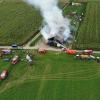 Update:Den Brand der Lagerhalle bei Niederrieden hatte ein Passant bemerkt. Er sah den Rauch von der Halle aus aufsteigen. Trotz sofortiger Verständigung der Feuerwehr stand die Halle, wie es im Polizeibericht heißt, kurze Zeit später in Vollbrand.
[video]https://www.youtube.com/watch?v=ewKGepygoV8[/video]Bagger helfen beim LöschenIn der Halle waren mehrere hundert Ballen Stroh und Heu gelagert. Um das Feuer zu löschen musste die Halle erst von zwei Baggern abgerissen werden. Danach wurde das Stroh und das Heu auf einem nahen Acker ausgebreitet und gelöscht. Die Arbeiten zogen sich bis in die Nacht hinein. Ursache noch unklarBei dem Einsatz waren Feuerwehren aus Niederrieden, Boos, Buxheim, Memmingen, Fellheim, Heimertingen, Reichau und Holzgünz sowie das THW Memmingen und der Rettungsdienst mit insgesamt etwa 150 Einsatzkräften im Einsatz. Es entstand ein Sachschaden von ca. 500.000 Euro. Das Fachkommissariat der Kriminalpolizei Memmingen hat vor Ort die Ermittlungen zum Brandfall übernommen. Die Brandursache ist derzeit noch unklar.Bezugsmeldung:Bei Niederrieden ist am Mittwochnachmittag eine Lagerhalle in Brand geraten. Beim Eintreffen der Einsatzkräfte stand die Halle bereits im Vollbrand. Die Feuerwehr ist mit mehreren Fahrzeugen und über 100 Einsatzkräften vor Ort. In dem Stadel waren laut Angaben unseres Reporters unter Anderem Heuballen und Brennholz gelagert.Hoher SachschadenDie Wasserversorgung soll sich schwierig gestalten, da die Schlauchleitung mehrere Hundert Meter lang ist. Mehrere Landwirte fahren deshalb mit Traktoren und Güllefässern Löschwasser zum Einsatzort. Weil sich auf dem Dach auch eine Photovoltaikanlage befand geht man aktuell von einem Sachschaden von mehreren hunderttausend Euro aus. Verletzt wurde nach aktuellem Stand niemand. Die Brandursache ist aktuell noch unklar.