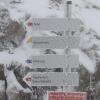 In der Nacht von Freitag auf Samstag ist der erste Schnee in den Allgäuer Alpen gefallen. Unter anderem lagen auf dem Nebelhorn (2.224m) am Samstagvormittag bei Minus 4 Grad knapp 12 bis 15 Zentimeter Schnee. Aber auch auf dem Fellhorns (2.038m), dem Weiherkopf (1.665m) und dem Hochgrat (1.834m) hat es in der Nacht geschneit. 
Wetterdienst warnt 
Herbst ist Wanderzeit. Doch ist in den Bergen Vorsicht geboten. Laut dem Deutschen Alpenverein (DAV) müssen Wanderer sich in den kommenden Tagen auf "durchwachsenes und kühles Bergwetter einstellen." Warme Kleidung sei daher "unabdingbar." Der Deutsche Wetterdienst warnt aktuell im gesamten Süden von Bayern vor Sturmböen mit Geschwindigkeiten zwischen 70 km/h und 85 km/h, die oberhalb von 1.500m auftreten. Zusätzlich warnt der DWD vor leichten Schneefall mit Mengen zwischen 2cm und 10cm bis Sonntagfrüh.
[video]https://www.youtube.com/watch?v=phahYswseRc[/video]DAV gibt Tourentipps
Der DAV weist bei Wanderungen daraufhin, dass ab einer Höhe vonetwa 1.600m mit Schnee gerechnet werden muss. Wanderer sollten dann unbedingt warme, wasserfeste Bergschuhe mit gutem Profil anziehen. "Zudem können Gamaschen sehr hilfreich sein, wenn man zum Beispiel Schneeverwehungen queren muss", heißt es auf der Webseite des DAV. Der DAV hat auch insgesamt 15 Tourenvorschläge für dieses Wochenende zusammengestellt. Live-WebcamsNebelhornFellhornWeiherkopfHochgrat