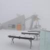 In der Nacht von Freitag auf Samstag ist der erste Schnee in den Allgäuer Alpen gefallen. Unter anderem lagen auf dem Nebelhorn (2.224m) am Samstagvormittag bei Minus 4 Grad knapp 12 bis 15 Zentimeter Schnee. Aber auch auf dem Fellhorns (2.038m), dem Weiherkopf (1.665m) und dem Hochgrat (1.834m) hat es in der Nacht geschneit. 
Wetterdienst warnt 
Herbst ist Wanderzeit. Doch ist in den Bergen Vorsicht geboten. Laut dem Deutschen Alpenverein (DAV) müssen Wanderer sich in den kommenden Tagen auf "durchwachsenes und kühles Bergwetter einstellen." Warme Kleidung sei daher "unabdingbar." Der Deutsche Wetterdienst warnt aktuell im gesamten Süden von Bayern vor Sturmböen mit Geschwindigkeiten zwischen 70 km/h und 85 km/h, die oberhalb von 1.500m auftreten. Zusätzlich warnt der DWD vor leichten Schneefall mit Mengen zwischen 2cm und 10cm bis Sonntagfrüh.
[video]https://www.youtube.com/watch?v=phahYswseRc[/video]DAV gibt Tourentipps
Der DAV weist bei Wanderungen daraufhin, dass ab einer Höhe vonetwa 1.600m mit Schnee gerechnet werden muss. Wanderer sollten dann unbedingt warme, wasserfeste Bergschuhe mit gutem Profil anziehen. "Zudem können Gamaschen sehr hilfreich sein, wenn man zum Beispiel Schneeverwehungen queren muss", heißt es auf der Webseite des DAV. Der DAV hat auch insgesamt 15 Tourenvorschläge für dieses Wochenende zusammengestellt. Live-WebcamsNebelhornFellhornWeiherkopfHochgrat