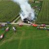 Update:Den Brand der Lagerhalle bei Niederrieden hatte ein Passant bemerkt. Er sah den Rauch von der Halle aus aufsteigen. Trotz sofortiger Verständigung der Feuerwehr stand die Halle, wie es im Polizeibericht heißt, kurze Zeit später in Vollbrand.
[video]https://www.youtube.com/watch?v=ewKGepygoV8[/video]Bagger helfen beim LöschenIn der Halle waren mehrere hundert Ballen Stroh und Heu gelagert. Um das Feuer zu löschen musste die Halle erst von zwei Baggern abgerissen werden. Danach wurde das Stroh und das Heu auf einem nahen Acker ausgebreitet und gelöscht. Die Arbeiten zogen sich bis in die Nacht hinein. Ursache noch unklarBei dem Einsatz waren Feuerwehren aus Niederrieden, Boos, Buxheim, Memmingen, Fellheim, Heimertingen, Reichau und Holzgünz sowie das THW Memmingen und der Rettungsdienst mit insgesamt etwa 150 Einsatzkräften im Einsatz. Es entstand ein Sachschaden von ca. 500.000 Euro. Das Fachkommissariat der Kriminalpolizei Memmingen hat vor Ort die Ermittlungen zum Brandfall übernommen. Die Brandursache ist derzeit noch unklar.Bezugsmeldung:Bei Niederrieden ist am Mittwochnachmittag eine Lagerhalle in Brand geraten. Beim Eintreffen der Einsatzkräfte stand die Halle bereits im Vollbrand. Die Feuerwehr ist mit mehreren Fahrzeugen und über 100 Einsatzkräften vor Ort. In dem Stadel waren laut Angaben unseres Reporters unter Anderem Heuballen und Brennholz gelagert.Hoher SachschadenDie Wasserversorgung soll sich schwierig gestalten, da die Schlauchleitung mehrere Hundert Meter lang ist. Mehrere Landwirte fahren deshalb mit Traktoren und Güllefässern Löschwasser zum Einsatzort. Weil sich auf dem Dach auch eine Photovoltaikanlage befand geht man aktuell von einem Sachschaden von mehreren hunderttausend Euro aus. Verletzt wurde nach aktuellem Stand niemand. Die Brandursache ist aktuell noch unklar.