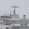 In der Nacht von Freitag auf Samstag ist der erste Schnee in den Allgäuer Alpen gefallen. Unter anderem lagen auf dem Nebelhorn (2.224m) am Samstagvormittag bei Minus 4 Grad knapp 12 bis 15 Zentimeter Schnee. Aber auch auf dem Fellhorns (2.038m), dem Weiherkopf (1.665m) und dem Hochgrat (1.834m) hat es in der Nacht geschneit. 
Wetterdienst warnt 
Herbst ist Wanderzeit. Doch ist in den Bergen Vorsicht geboten. Laut dem Deutschen Alpenverein (DAV) müssen Wanderer sich in den kommenden Tagen auf "durchwachsenes und kühles Bergwetter einstellen." Warme Kleidung sei daher "unabdingbar." Der Deutsche Wetterdienst warnt aktuell im gesamten Süden von Bayern vor Sturmböen mit Geschwindigkeiten zwischen 70 km/h und 85 km/h, die oberhalb von 1.500m auftreten. Zusätzlich warnt der DWD vor leichten Schneefall mit Mengen zwischen 2cm und 10cm bis Sonntagfrüh.
[video]https://www.youtube.com/watch?v=phahYswseRc[/video]DAV gibt Tourentipps
Der DAV weist bei Wanderungen daraufhin, dass ab einer Höhe vonetwa 1.600m mit Schnee gerechnet werden muss. Wanderer sollten dann unbedingt warme, wasserfeste Bergschuhe mit gutem Profil anziehen. "Zudem können Gamaschen sehr hilfreich sein, wenn man zum Beispiel Schneeverwehungen queren muss", heißt es auf der Webseite des DAV. Der DAV hat auch insgesamt 15 Tourenvorschläge für dieses Wochenende zusammengestellt. Live-WebcamsNebelhornFellhornWeiherkopfHochgrat