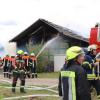 Update:Den Brand der Lagerhalle bei Niederrieden hatte ein Passant bemerkt. Er sah den Rauch von der Halle aus aufsteigen. Trotz sofortiger Verständigung der Feuerwehr stand die Halle, wie es im Polizeibericht heißt, kurze Zeit später in Vollbrand.
[video]https://www.youtube.com/watch?v=ewKGepygoV8[/video]Bagger helfen beim LöschenIn der Halle waren mehrere hundert Ballen Stroh und Heu gelagert. Um das Feuer zu löschen musste die Halle erst von zwei Baggern abgerissen werden. Danach wurde das Stroh und das Heu auf einem nahen Acker ausgebreitet und gelöscht. Die Arbeiten zogen sich bis in die Nacht hinein. Ursache noch unklarBei dem Einsatz waren Feuerwehren aus Niederrieden, Boos, Buxheim, Memmingen, Fellheim, Heimertingen, Reichau und Holzgünz sowie das THW Memmingen und der Rettungsdienst mit insgesamt etwa 150 Einsatzkräften im Einsatz. Es entstand ein Sachschaden von ca. 500.000 Euro. Das Fachkommissariat der Kriminalpolizei Memmingen hat vor Ort die Ermittlungen zum Brandfall übernommen. Die Brandursache ist derzeit noch unklar.Bezugsmeldung:Bei Niederrieden ist am Mittwochnachmittag eine Lagerhalle in Brand geraten. Beim Eintreffen der Einsatzkräfte stand die Halle bereits im Vollbrand. Die Feuerwehr ist mit mehreren Fahrzeugen und über 100 Einsatzkräften vor Ort. In dem Stadel waren laut Angaben unseres Reporters unter Anderem Heuballen und Brennholz gelagert.Hoher SachschadenDie Wasserversorgung soll sich schwierig gestalten, da die Schlauchleitung mehrere Hundert Meter lang ist. Mehrere Landwirte fahren deshalb mit Traktoren und Güllefässern Löschwasser zum Einsatzort. Weil sich auf dem Dach auch eine Photovoltaikanlage befand geht man aktuell von einem Sachschaden von mehreren hunderttausend Euro aus. Verletzt wurde nach aktuellem Stand niemand. Die Brandursache ist aktuell noch unklar.