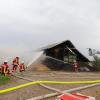 Update:Den Brand der Lagerhalle bei Niederrieden hatte ein Passant bemerkt. Er sah den Rauch von der Halle aus aufsteigen. Trotz sofortiger Verständigung der Feuerwehr stand die Halle, wie es im Polizeibericht heißt, kurze Zeit später in Vollbrand.
[video]https://www.youtube.com/watch?v=ewKGepygoV8[/video]Bagger helfen beim LöschenIn der Halle waren mehrere hundert Ballen Stroh und Heu gelagert. Um das Feuer zu löschen musste die Halle erst von zwei Baggern abgerissen werden. Danach wurde das Stroh und das Heu auf einem nahen Acker ausgebreitet und gelöscht. Die Arbeiten zogen sich bis in die Nacht hinein. Ursache noch unklarBei dem Einsatz waren Feuerwehren aus Niederrieden, Boos, Buxheim, Memmingen, Fellheim, Heimertingen, Reichau und Holzgünz sowie das THW Memmingen und der Rettungsdienst mit insgesamt etwa 150 Einsatzkräften im Einsatz. Es entstand ein Sachschaden von ca. 500.000 Euro. Das Fachkommissariat der Kriminalpolizei Memmingen hat vor Ort die Ermittlungen zum Brandfall übernommen. Die Brandursache ist derzeit noch unklar.Bezugsmeldung:Bei Niederrieden ist am Mittwochnachmittag eine Lagerhalle in Brand geraten. Beim Eintreffen der Einsatzkräfte stand die Halle bereits im Vollbrand. Die Feuerwehr ist mit mehreren Fahrzeugen und über 100 Einsatzkräften vor Ort. In dem Stadel waren laut Angaben unseres Reporters unter Anderem Heuballen und Brennholz gelagert.Hoher SachschadenDie Wasserversorgung soll sich schwierig gestalten, da die Schlauchleitung mehrere Hundert Meter lang ist. Mehrere Landwirte fahren deshalb mit Traktoren und Güllefässern Löschwasser zum Einsatzort. Weil sich auf dem Dach auch eine Photovoltaikanlage befand geht man aktuell von einem Sachschaden von mehreren hunderttausend Euro aus. Verletzt wurde nach aktuellem Stand niemand. Die Brandursache ist aktuell noch unklar.
