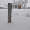 In der Nacht von Freitag auf Samstag ist der erste Schnee in den Allgäuer Alpen gefallen. Unter anderem lagen auf dem Nebelhorn (2.224m) am Samstagvormittag bei Minus 4 Grad knapp 12 bis 15 Zentimeter Schnee. Aber auch auf dem Fellhorns (2.038m), dem Weiherkopf (1.665m) und dem Hochgrat (1.834m) hat es in der Nacht geschneit. 
Wetterdienst warnt 
Herbst ist Wanderzeit. Doch ist in den Bergen Vorsicht geboten. Laut dem Deutschen Alpenverein (DAV) müssen Wanderer sich in den kommenden Tagen auf "durchwachsenes und kühles Bergwetter einstellen." Warme Kleidung sei daher "unabdingbar." Der Deutsche Wetterdienst warnt aktuell im gesamten Süden von Bayern vor Sturmböen mit Geschwindigkeiten zwischen 70 km/h und 85 km/h, die oberhalb von 1.500m auftreten. Zusätzlich warnt der DWD vor leichten Schneefall mit Mengen zwischen 2cm und 10cm bis Sonntagfrüh.
[video]https://www.youtube.com/watch?v=phahYswseRc[/video]DAV gibt Tourentipps
Der DAV weist bei Wanderungen daraufhin, dass ab einer Höhe vonetwa 1.600m mit Schnee gerechnet werden muss. Wanderer sollten dann unbedingt warme, wasserfeste Bergschuhe mit gutem Profil anziehen. "Zudem können Gamaschen sehr hilfreich sein, wenn man zum Beispiel Schneeverwehungen queren muss", heißt es auf der Webseite des DAV. Der DAV hat auch insgesamt 15 Tourenvorschläge für dieses Wochenende zusammengestellt. Live-WebcamsNebelhornFellhornWeiherkopfHochgrat