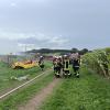 Update:Den Brand der Lagerhalle bei Niederrieden hatte ein Passant bemerkt. Er sah den Rauch von der Halle aus aufsteigen. Trotz sofortiger Verständigung der Feuerwehr stand die Halle, wie es im Polizeibericht heißt, kurze Zeit später in Vollbrand.
[video]https://www.youtube.com/watch?v=ewKGepygoV8[/video]Bagger helfen beim LöschenIn der Halle waren mehrere hundert Ballen Stroh und Heu gelagert. Um das Feuer zu löschen musste die Halle erst von zwei Baggern abgerissen werden. Danach wurde das Stroh und das Heu auf einem nahen Acker ausgebreitet und gelöscht. Die Arbeiten zogen sich bis in die Nacht hinein. Ursache noch unklarBei dem Einsatz waren Feuerwehren aus Niederrieden, Boos, Buxheim, Memmingen, Fellheim, Heimertingen, Reichau und Holzgünz sowie das THW Memmingen und der Rettungsdienst mit insgesamt etwa 150 Einsatzkräften im Einsatz. Es entstand ein Sachschaden von ca. 500.000 Euro. Das Fachkommissariat der Kriminalpolizei Memmingen hat vor Ort die Ermittlungen zum Brandfall übernommen. Die Brandursache ist derzeit noch unklar.Bezugsmeldung:Bei Niederrieden ist am Mittwochnachmittag eine Lagerhalle in Brand geraten. Beim Eintreffen der Einsatzkräfte stand die Halle bereits im Vollbrand. Die Feuerwehr ist mit mehreren Fahrzeugen und über 100 Einsatzkräften vor Ort. In dem Stadel waren laut Angaben unseres Reporters unter Anderem Heuballen und Brennholz gelagert.Hoher SachschadenDie Wasserversorgung soll sich schwierig gestalten, da die Schlauchleitung mehrere Hundert Meter lang ist. Mehrere Landwirte fahren deshalb mit Traktoren und Güllefässern Löschwasser zum Einsatzort. Weil sich auf dem Dach auch eine Photovoltaikanlage befand geht man aktuell von einem Sachschaden von mehreren hunderttausend Euro aus. Verletzt wurde nach aktuellem Stand niemand. Die Brandursache ist aktuell noch unklar.