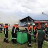 Update:Den Brand der Lagerhalle bei Niederrieden hatte ein Passant bemerkt. Er sah den Rauch von der Halle aus aufsteigen. Trotz sofortiger Verständigung der Feuerwehr stand die Halle, wie es im Polizeibericht heißt, kurze Zeit später in Vollbrand.
[video]https://www.youtube.com/watch?v=ewKGepygoV8[/video]Bagger helfen beim LöschenIn der Halle waren mehrere hundert Ballen Stroh und Heu gelagert. Um das Feuer zu löschen musste die Halle erst von zwei Baggern abgerissen werden. Danach wurde das Stroh und das Heu auf einem nahen Acker ausgebreitet und gelöscht. Die Arbeiten zogen sich bis in die Nacht hinein. Ursache noch unklarBei dem Einsatz waren Feuerwehren aus Niederrieden, Boos, Buxheim, Memmingen, Fellheim, Heimertingen, Reichau und Holzgünz sowie das THW Memmingen und der Rettungsdienst mit insgesamt etwa 150 Einsatzkräften im Einsatz. Es entstand ein Sachschaden von ca. 500.000 Euro. Das Fachkommissariat der Kriminalpolizei Memmingen hat vor Ort die Ermittlungen zum Brandfall übernommen. Die Brandursache ist derzeit noch unklar.Bezugsmeldung:Bei Niederrieden ist am Mittwochnachmittag eine Lagerhalle in Brand geraten. Beim Eintreffen der Einsatzkräfte stand die Halle bereits im Vollbrand. Die Feuerwehr ist mit mehreren Fahrzeugen und über 100 Einsatzkräften vor Ort. In dem Stadel waren laut Angaben unseres Reporters unter Anderem Heuballen und Brennholz gelagert.Hoher SachschadenDie Wasserversorgung soll sich schwierig gestalten, da die Schlauchleitung mehrere Hundert Meter lang ist. Mehrere Landwirte fahren deshalb mit Traktoren und Güllefässern Löschwasser zum Einsatzort. Weil sich auf dem Dach auch eine Photovoltaikanlage befand geht man aktuell von einem Sachschaden von mehreren hunderttausend Euro aus. Verletzt wurde nach aktuellem Stand niemand. Die Brandursache ist aktuell noch unklar.