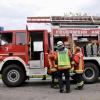 Bei einem schweren Unfall auf der B32 bei Amtzell ist am Freitagmorgen ein 71-jähriger Mann gestorben. Zwei weitere Personen, eine 21-jährige Frau und ein 54-jähriger Mann, wurden schwer verletzt. 
Mann (71) stirbt noch an UnfallortWie die Polizei berichtet, war der 71-jährige Fahrer mit seinem Kleintransporter in Richtung Ravensburg unterwegs, als er aus ungeklärter Ursache auf die Gegenfahrbahn geriet. Eine 21-jährige Smart-Fahrerin konnte dem Transporter noch ausweichen, überschlug sich dadurch aber. Sie wurde schwer verletzt. Der Kleintransporter prallte dann frontal gegen einen hinter dem Smart fahrenden Skoda. Der 54-jährige Fahrer konnte einen Zusammenstoß nicht mehr verhindern. Auch er wurde bei dem Unfall schwer verletzt. Der 71-jährige Fahrer des Kleintransporters erlitt bei dem Frontalzusammenstoß schwerste Verletzungen und starb noch am Unfallort. 
[video]https://www.youtube.com/watch?v=_0M7asxtjo0[/video]Rettungshubschrauber im EinsatzEine hinter dem Skoda fahrende 51-Jährige Autofahrerin wich den zusammenprallenden Autos vor ihr noch aus und streifte mit ihrem Auto die beiden Unfallwagen. Sie wurde dabei nicht verletzt. Die beiden Schwerverletzten wurden von Rettungsdiensten, nach einer ersten Untersuchung vor Ort, in umliegende Krankenhäuser gebracht. Im Einsatz war auch ein Rettungshubschrauber, der einen Notarzt zur Unfallstelle brachte.B32 weiter gesperrtWegen auslaufender Betriebsstoffe war die Freiwillige Feuerwehr mit insgesamt sechs Fahrzeugen im Einsatz. Auch die Straßenmeisterei war vor Ort und hat eine Umleitung der Bundesstraße eingerichtet. Auf Anordnung der Staatsanwaltschaft Ravensburg wurde zur Rekonstruktion des Unfallhergangs ein Gutachter hinzugezogen.