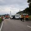 Bei einem schweren Unfall auf der B32 bei Amtzell ist am Freitagmorgen ein 71-jähriger Mann gestorben. Zwei weitere Personen, eine 21-jährige Frau und ein 54-jähriger Mann, wurden schwer verletzt. 
Mann (71) stirbt noch an UnfallortWie die Polizei berichtet, war der 71-jährige Fahrer mit seinem Kleintransporter in Richtung Ravensburg unterwegs, als er aus ungeklärter Ursache auf die Gegenfahrbahn geriet. Eine 21-jährige Smart-Fahrerin konnte dem Transporter noch ausweichen, überschlug sich dadurch aber. Sie wurde schwer verletzt. Der Kleintransporter prallte dann frontal gegen einen hinter dem Smart fahrenden Skoda. Der 54-jährige Fahrer konnte einen Zusammenstoß nicht mehr verhindern. Auch er wurde bei dem Unfall schwer verletzt. Der 71-jährige Fahrer des Kleintransporters erlitt bei dem Frontalzusammenstoß schwerste Verletzungen und starb noch am Unfallort. 
[video]https://www.youtube.com/watch?v=_0M7asxtjo0[/video]Rettungshubschrauber im EinsatzEine hinter dem Skoda fahrende 51-Jährige Autofahrerin wich den zusammenprallenden Autos vor ihr noch aus und streifte mit ihrem Auto die beiden Unfallwagen. Sie wurde dabei nicht verletzt. Die beiden Schwerverletzten wurden von Rettungsdiensten, nach einer ersten Untersuchung vor Ort, in umliegende Krankenhäuser gebracht. Im Einsatz war auch ein Rettungshubschrauber, der einen Notarzt zur Unfallstelle brachte.B32 weiter gesperrtWegen auslaufender Betriebsstoffe war die Freiwillige Feuerwehr mit insgesamt sechs Fahrzeugen im Einsatz. Auch die Straßenmeisterei war vor Ort und hat eine Umleitung der Bundesstraße eingerichtet. Auf Anordnung der Staatsanwaltschaft Ravensburg wurde zur Rekonstruktion des Unfallhergangs ein Gutachter hinzugezogen.