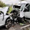 Bei einem schweren Unfall auf der B32 bei Amtzell ist am Freitagmorgen ein 71-jähriger Mann gestorben. Zwei weitere Personen, eine 21-jährige Frau und ein 54-jähriger Mann, wurden schwer verletzt. 
Mann (71) stirbt noch an UnfallortWie die Polizei berichtet, war der 71-jährige Fahrer mit seinem Kleintransporter in Richtung Ravensburg unterwegs, als er aus ungeklärter Ursache auf die Gegenfahrbahn geriet. Eine 21-jährige Smart-Fahrerin konnte dem Transporter noch ausweichen, überschlug sich dadurch aber. Sie wurde schwer verletzt. Der Kleintransporter prallte dann frontal gegen einen hinter dem Smart fahrenden Skoda. Der 54-jährige Fahrer konnte einen Zusammenstoß nicht mehr verhindern. Auch er wurde bei dem Unfall schwer verletzt. Der 71-jährige Fahrer des Kleintransporters erlitt bei dem Frontalzusammenstoß schwerste Verletzungen und starb noch am Unfallort. 
[video]https://www.youtube.com/watch?v=_0M7asxtjo0[/video]Rettungshubschrauber im EinsatzEine hinter dem Skoda fahrende 51-Jährige Autofahrerin wich den zusammenprallenden Autos vor ihr noch aus und streifte mit ihrem Auto die beiden Unfallwagen. Sie wurde dabei nicht verletzt. Die beiden Schwerverletzten wurden von Rettungsdiensten, nach einer ersten Untersuchung vor Ort, in umliegende Krankenhäuser gebracht. Im Einsatz war auch ein Rettungshubschrauber, der einen Notarzt zur Unfallstelle brachte.B32 weiter gesperrtWegen auslaufender Betriebsstoffe war die Freiwillige Feuerwehr mit insgesamt sechs Fahrzeugen im Einsatz. Auch die Straßenmeisterei war vor Ort und hat eine Umleitung der Bundesstraße eingerichtet. Auf Anordnung der Staatsanwaltschaft Ravensburg wurde zur Rekonstruktion des Unfallhergangs ein Gutachter hinzugezogen.