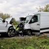 Bei einem schweren Unfall auf der B32 bei Amtzell ist am Freitagmorgen ein 71-jähriger Mann gestorben. Zwei weitere Personen, eine 21-jährige Frau und ein 54-jähriger Mann, wurden schwer verletzt. 
Mann (71) stirbt noch an UnfallortWie die Polizei berichtet, war der 71-jährige Fahrer mit seinem Kleintransporter in Richtung Ravensburg unterwegs, als er aus ungeklärter Ursache auf die Gegenfahrbahn geriet. Eine 21-jährige Smart-Fahrerin konnte dem Transporter noch ausweichen, überschlug sich dadurch aber. Sie wurde schwer verletzt. Der Kleintransporter prallte dann frontal gegen einen hinter dem Smart fahrenden Skoda. Der 54-jährige Fahrer konnte einen Zusammenstoß nicht mehr verhindern. Auch er wurde bei dem Unfall schwer verletzt. Der 71-jährige Fahrer des Kleintransporters erlitt bei dem Frontalzusammenstoß schwerste Verletzungen und starb noch am Unfallort. 
[video]https://www.youtube.com/watch?v=_0M7asxtjo0[/video]Rettungshubschrauber im EinsatzEine hinter dem Skoda fahrende 51-Jährige Autofahrerin wich den zusammenprallenden Autos vor ihr noch aus und streifte mit ihrem Auto die beiden Unfallwagen. Sie wurde dabei nicht verletzt. Die beiden Schwerverletzten wurden von Rettungsdiensten, nach einer ersten Untersuchung vor Ort, in umliegende Krankenhäuser gebracht. Im Einsatz war auch ein Rettungshubschrauber, der einen Notarzt zur Unfallstelle brachte.B32 weiter gesperrtWegen auslaufender Betriebsstoffe war die Freiwillige Feuerwehr mit insgesamt sechs Fahrzeugen im Einsatz. Auch die Straßenmeisterei war vor Ort und hat eine Umleitung der Bundesstraße eingerichtet. Auf Anordnung der Staatsanwaltschaft Ravensburg wurde zur Rekonstruktion des Unfallhergangs ein Gutachter hinzugezogen.