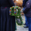 Am Samstag fand der Viehscheid in Immenstadt statt. Ab 09:00 Uhr zogen 10 Alpe mit über 800 Tieren durch die Stadt auf den Viehscheidhof. Leider spielte das Wetter nicht mit. Die ganze Zeit war es bewölkt und immer wieder trieb ein Regenschauer die zahlreichen Schaulustigen schutzsuchend unter die Regenschirme. Glücklicherweise gab es genug überdachte Verkaufsstände und ein Festzelt, dass dank des Wetters gut besucht war.