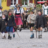 Am Samstag fand der Viehscheid in Immenstadt statt. Ab 09:00 Uhr zogen 10 Alpe mit über 800 Tieren durch die Stadt auf den Viehscheidhof. Leider spielte das Wetter nicht mit. Die ganze Zeit war es bewölkt und immer wieder trieb ein Regenschauer die zahlreichen Schaulustigen schutzsuchend unter die Regenschirme. Glücklicherweise gab es genug überdachte Verkaufsstände und ein Festzelt, dass dank des Wetters gut besucht war.