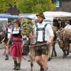 Am Samstag fand der Viehscheid in Immenstadt statt. Ab 09:00 Uhr zogen 10 Alpe mit über 800 Tieren durch die Stadt auf den Viehscheidhof. Leider spielte das Wetter nicht mit. Die ganze Zeit war es bewölkt und immer wieder trieb ein Regenschauer die zahlreichen Schaulustigen schutzsuchend unter die Regenschirme. Glücklicherweise gab es genug überdachte Verkaufsstände und ein Festzelt, dass dank des Wetters gut besucht war.