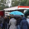 Am Samstag fand der Viehscheid in Immenstadt statt. Ab 09:00 Uhr zogen 10 Alpe mit über 800 Tieren durch die Stadt auf den Viehscheidhof. Leider spielte das Wetter nicht mit. Die ganze Zeit war es bewölkt und immer wieder trieb ein Regenschauer die zahlreichen Schaulustigen schutzsuchend unter die Regenschirme. Glücklicherweise gab es genug überdachte Verkaufsstände und ein Festzelt, dass dank des Wetters gut besucht war.